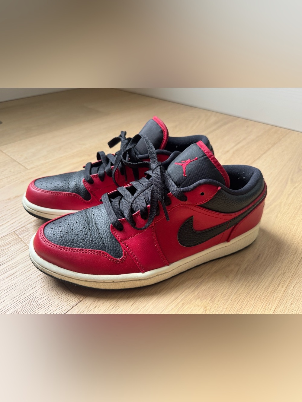 Air Jordan 1 Low Reverse Bred Pebbled Swoosh Red Black 553558-605 Size 8.5